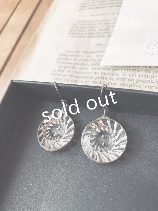 画像4: caco grass works/ヴィンテージガラスボタンのピアス・C (4)