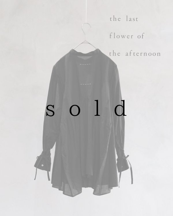 画像1: the last flower of the afternoon／静寂の滴り robe shirt・黒 (1)