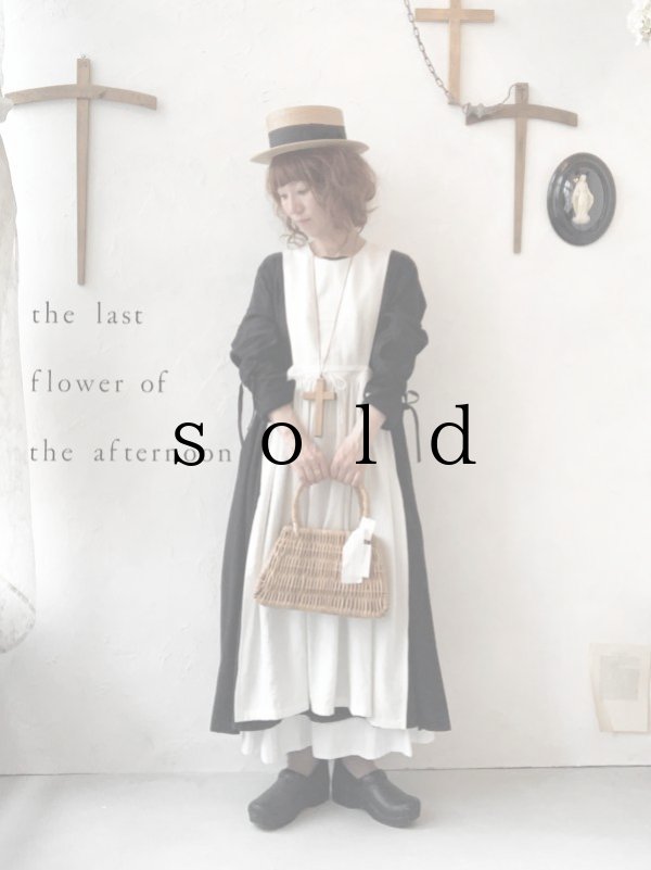 the last flower of the afternoon／月暈のpinafore vest・白練