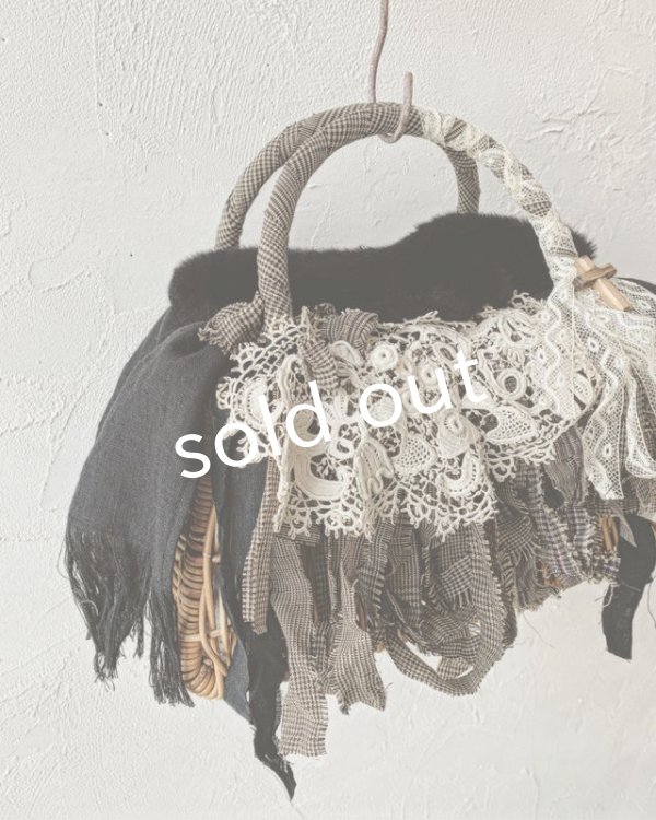 画像2: pollenbienco/アンティークレースと黒ファーカバーかごバッグ (2)