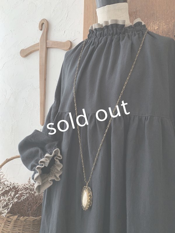 画像2: kosatofuku／リネンのスモックギャザーワンピース・ブラック (2)