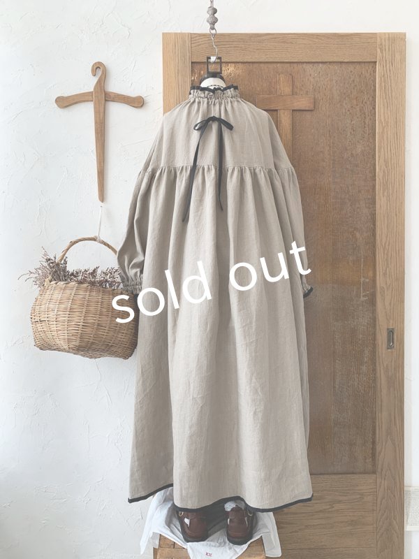 画像7: kosatofuku／リネンのスモックギャザーワンピース・ベージュ (7)