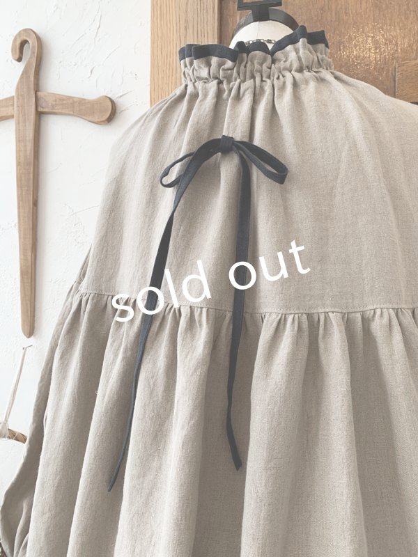 画像8: kosatofuku／リネンのスモックギャザーワンピース・ベージュ (8)