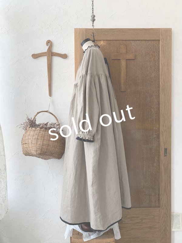 画像6: kosatofuku／リネンのスモックギャザーワンピース・ベージュ (6)