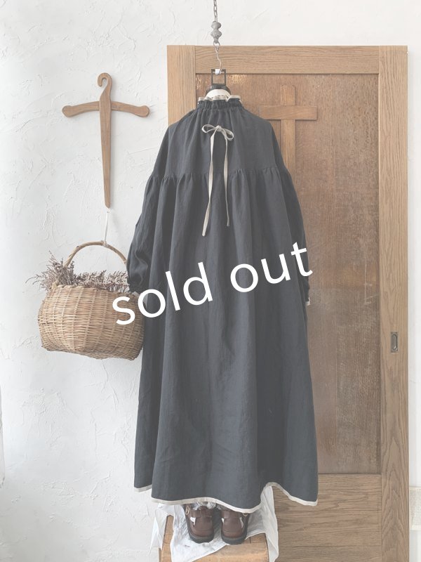 画像4: kosatofuku／リネンのスモックギャザーワンピース・ブラック (4)