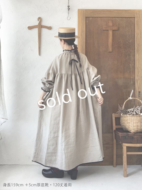 画像10: kosatofuku／リネンのスモックギャザーワンピース・ベージュ (10)