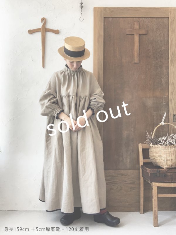 画像9: kosatofuku／リネンのスモックギャザーワンピース・ベージュ (9)