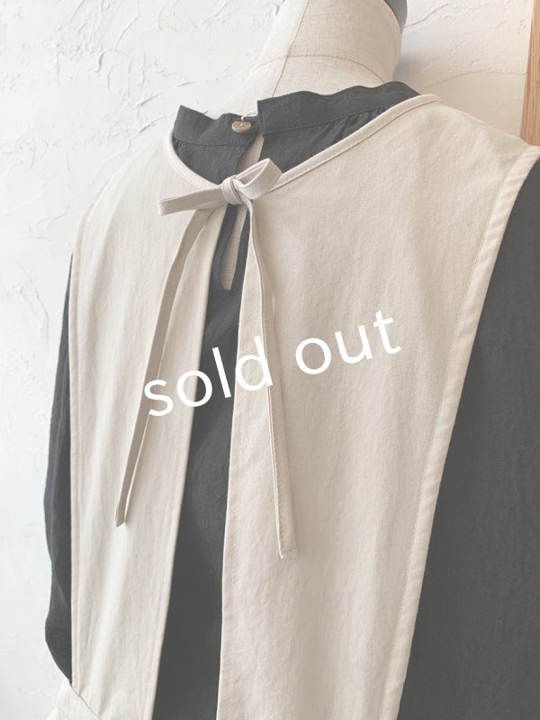 画像10: kosatofuku／サイドオープンのプリーツエプロンワンピース・生成り (10)
