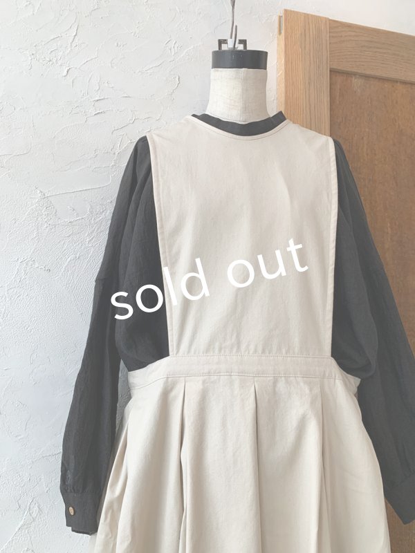 画像6: kosatofuku／サイドオープンのプリーツエプロンワンピース・生成り (6)