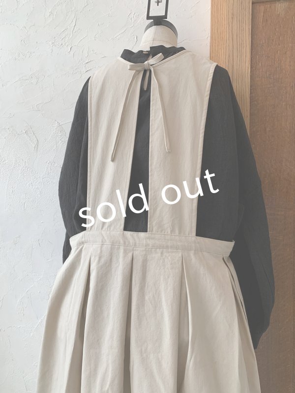 画像4: kosatofuku／サイドオープンのプリーツエプロンワンピース・生成り (4)