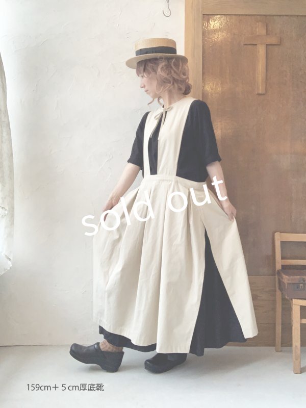画像15: kosatofuku／サイドオープンのプリーツエプロンワンピース・生成り (15)