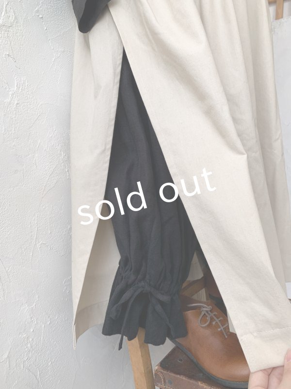 画像9: kosatofuku／サイドオープンのプリーツエプロンワンピース・ブラック (9)