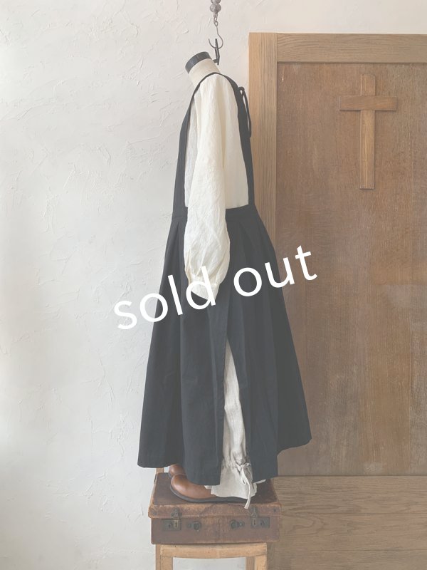 画像3: kosatofuku／サイドオープンのプリーツエプロンワンピース・ブラック (3)