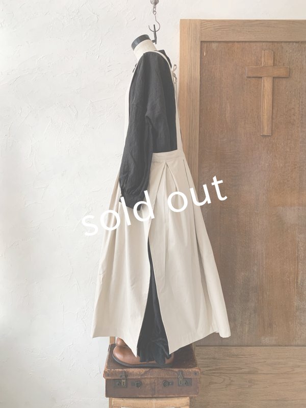 画像2: kosatofuku／サイドオープンのプリーツエプロンワンピース・生成り (2)