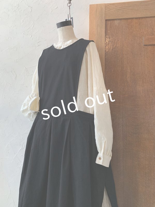 画像5: kosatofuku／サイドオープンのプリーツエプロンワンピース・ブラック (5)