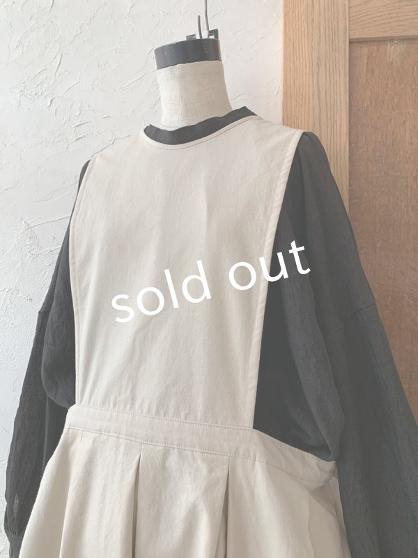 画像5: kosatofuku／サイドオープンのプリーツエプロンワンピース・生成り (5)