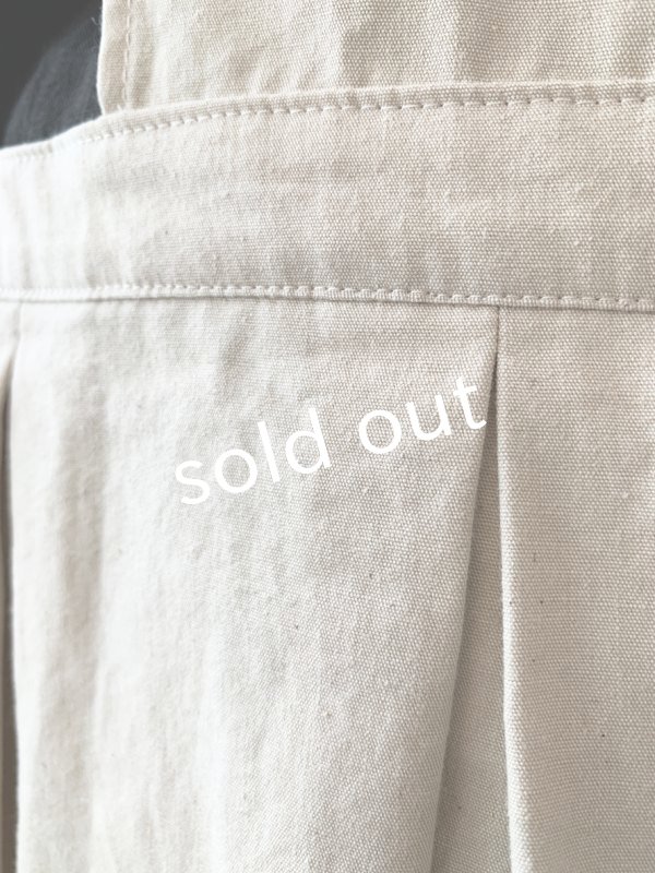 画像11: kosatofuku／サイドオープンのプリーツエプロンワンピース・生成り (11)