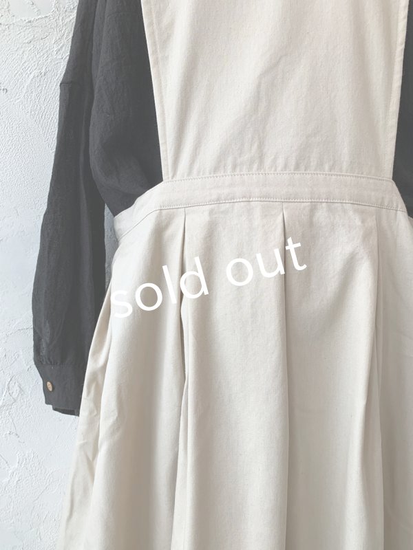 画像8: kosatofuku／サイドオープンのプリーツエプロンワンピース・生成り (8)