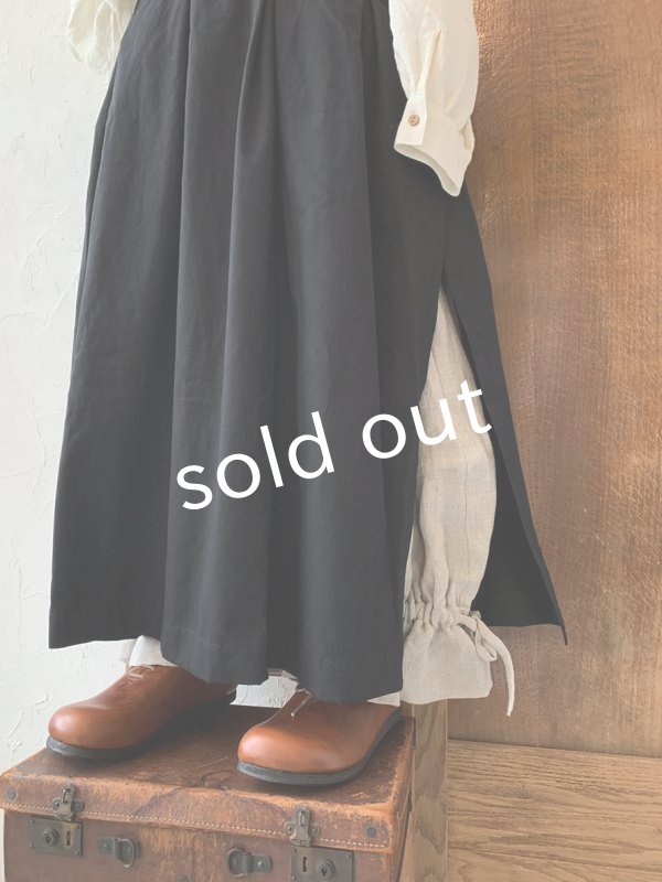 画像4: kosatofuku／サイドオープンのプリーツエプロンワンピース・ブラック (4)