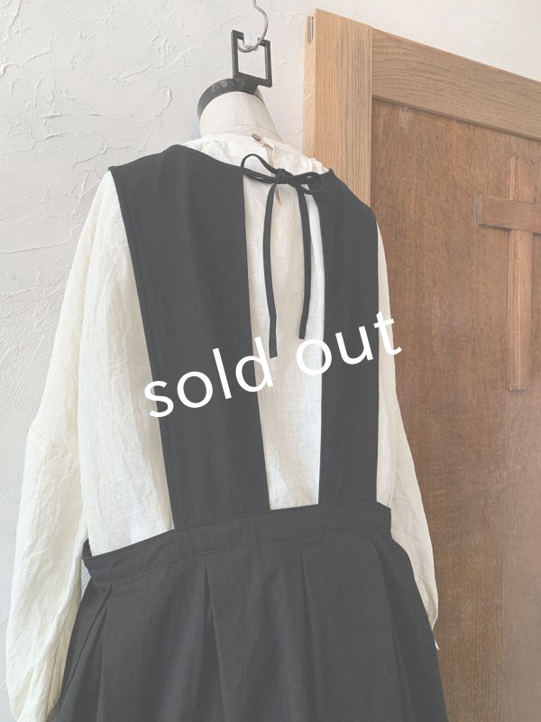 画像6: kosatofuku／サイドオープンのプリーツエプロンワンピース・ブラック (6)