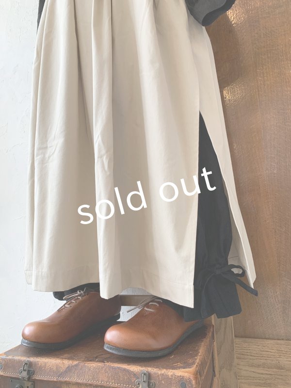 画像7: kosatofuku／サイドオープンのプリーツエプロンワンピース・生成り (7)