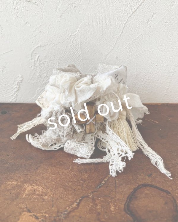 画像2: pollenbienco／アンティークレースと本革のクッションブレスレット・C (2)