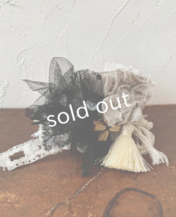 画像2: pollenbienco／アンティークレースと本革のクッションブレスレット・B (2)