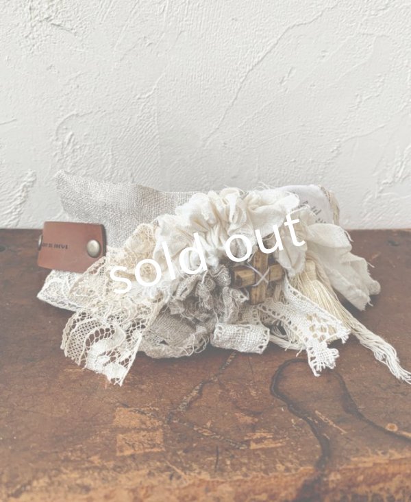 画像4: pollenbienco／アンティークレースと本革のクッションブレスレット・C (4)
