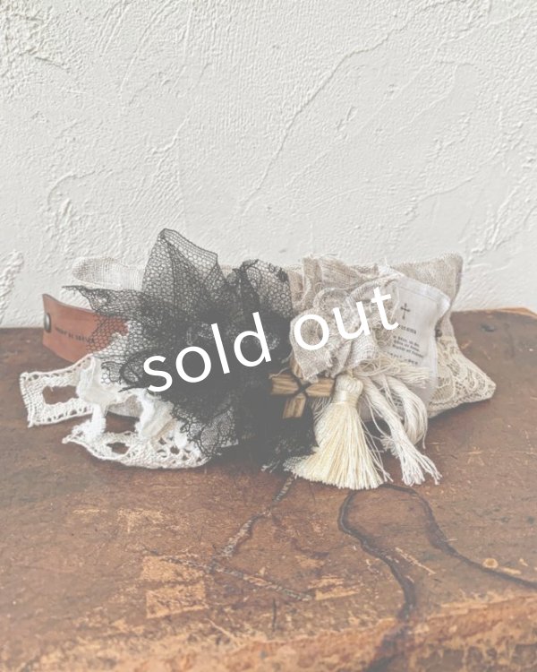 画像4: pollenbienco／アンティークレースと本革のクッションブレスレット・B (4)