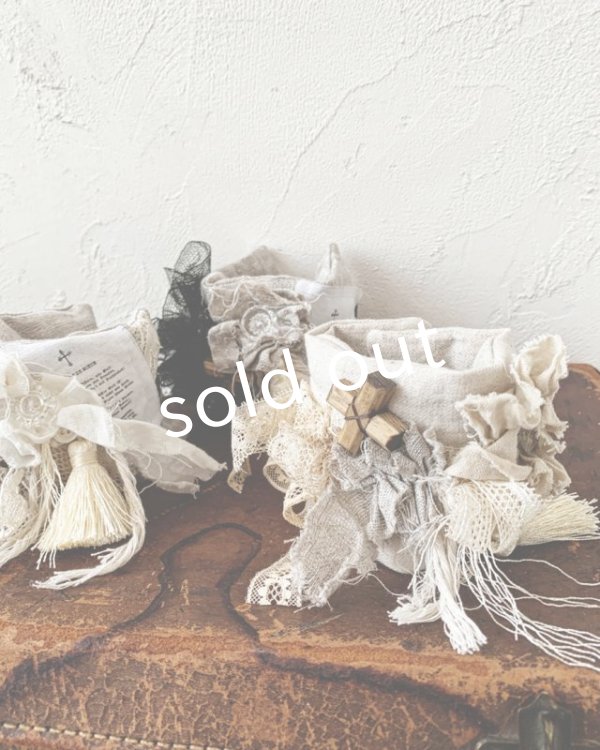 画像8: pollenbienco／アンティークレースと本革のクッションブレスレット・A (8)