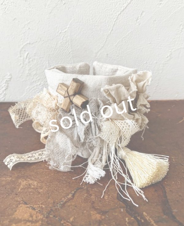 画像2: pollenbienco／アンティークレースと本革のクッションブレスレット・A (2)