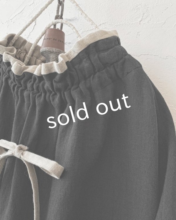 画像3: kosatofuku／リネンのスモックギャザーブラウス・ブラック (3)