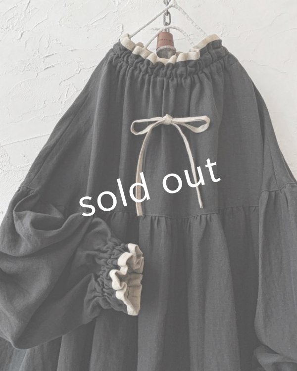 画像2: kosatofuku／リネンのスモックギャザーブラウス・ブラック (2)