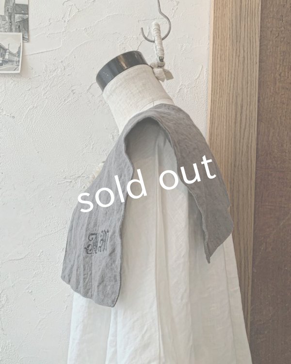 画像2: mifumi/当店限定 クロスステッチ刺繍の付け襟(スケキヨブローチ付)・グレー (2)