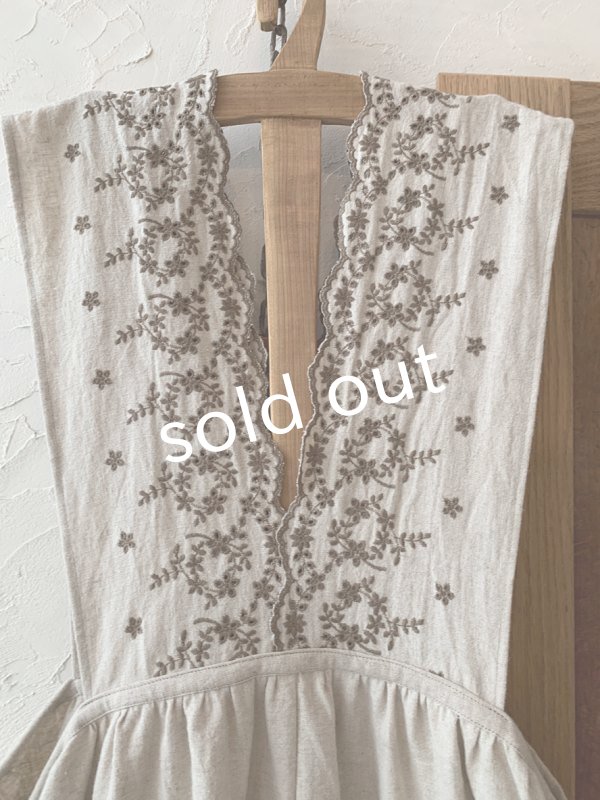 画像2: mifumi/マリアのエプロンパンツ・カーキ刺繍 (2)