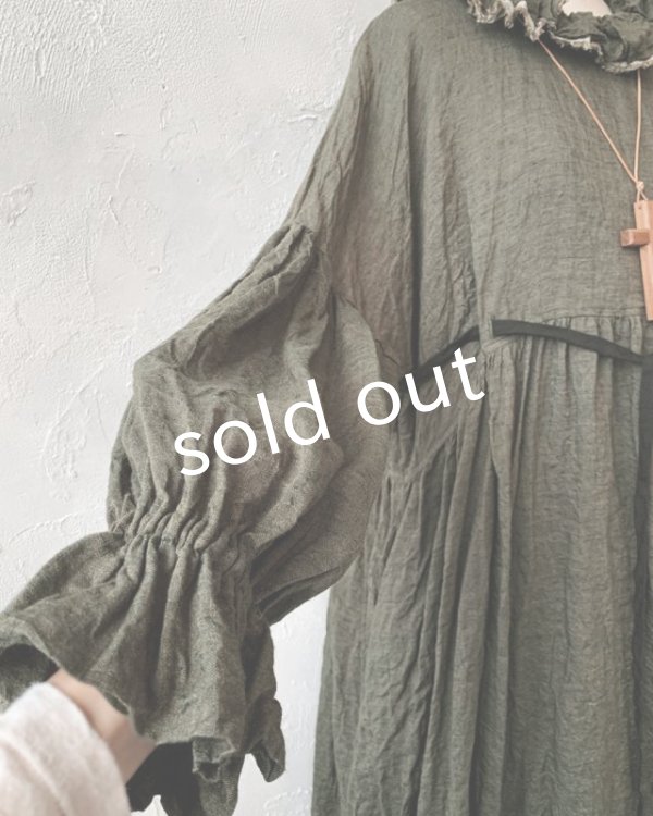 画像4: MARCHE' DE SOEUR／ラッフルウエストリボンワンピース・カーキ (4)