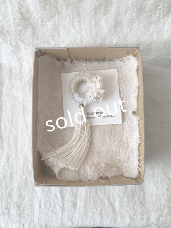 画像6: toromeco／草木染め tiny wreath & tassel brooch・ecru (6)