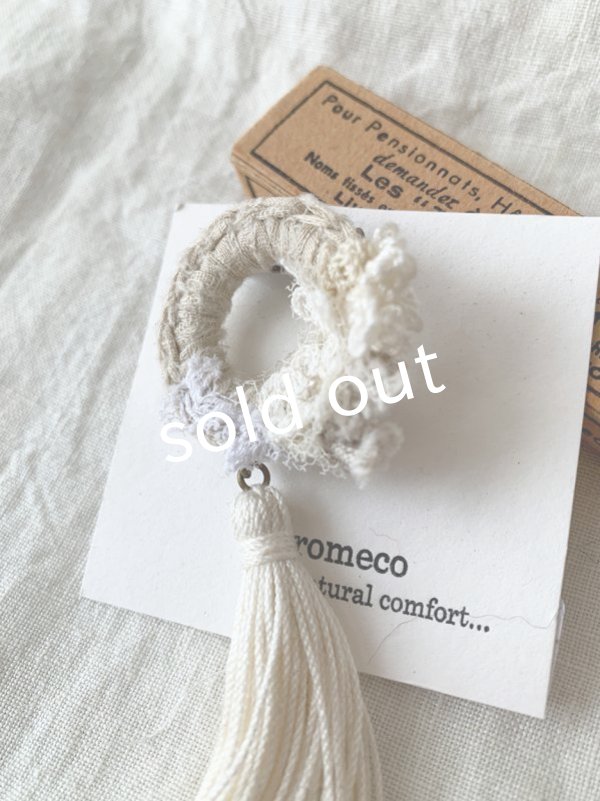 画像5: toromeco／草木染め tiny wreath & tassel brooch・ecru (5)