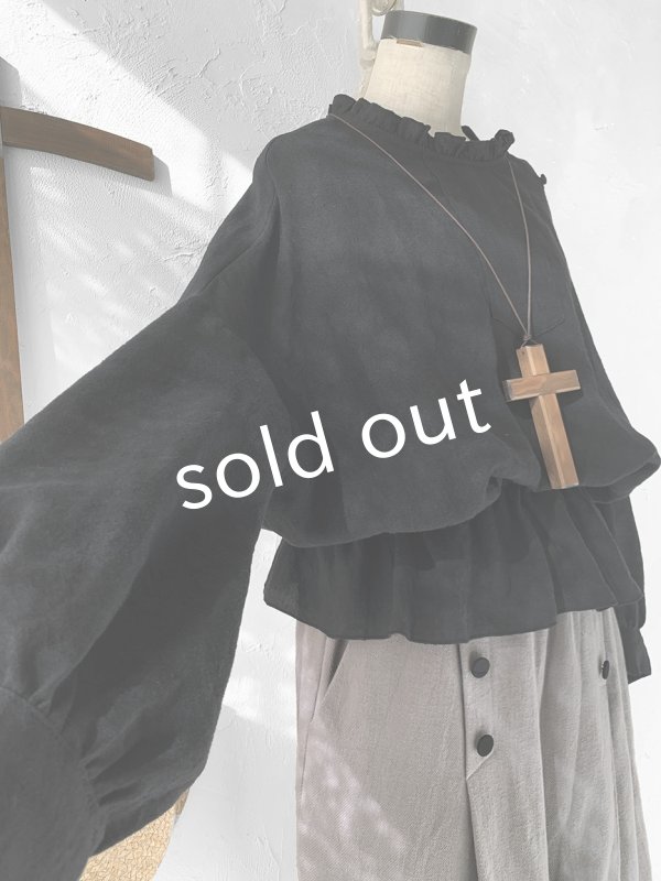 画像5: kosatofuku／肩ボタンのギャザーブラウス・黒 (5)