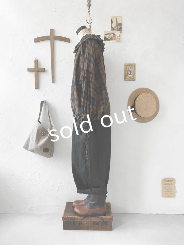 画像4: MARCHE' DE SOEUR／ラッフル襟の裾絞りプルオーバー・カーキチェック (4)