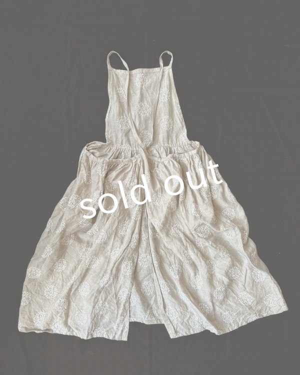 画像8: mifumi/森のぼおる*クロスギャザーのエプロンワンピース・生成り (8)