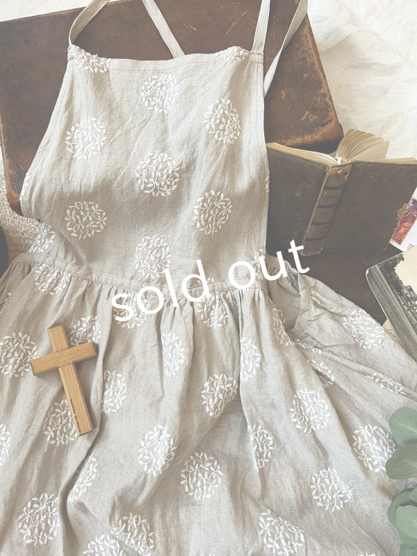 画像2: mifumi/森のぼおる*クロスギャザーのエプロンワンピース・生成り (2)