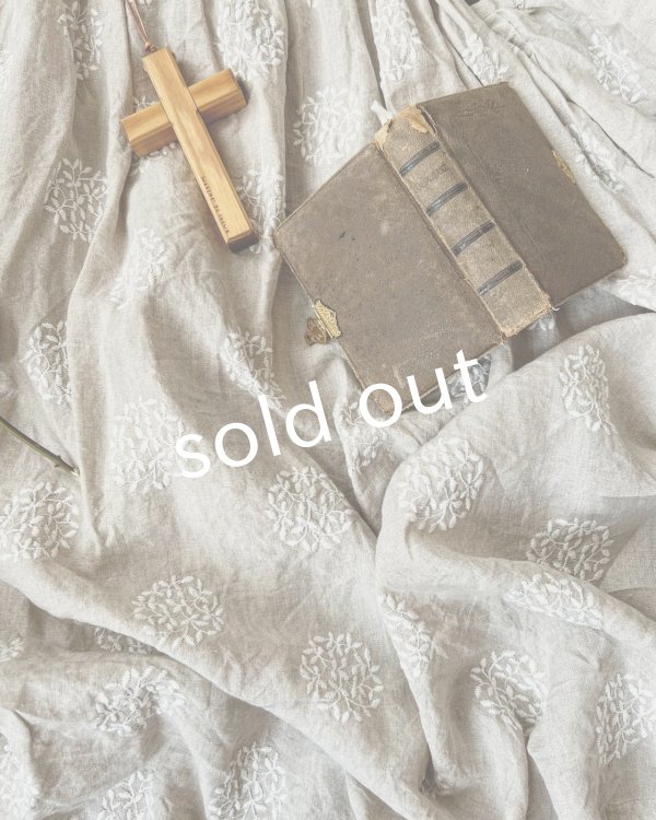 画像6: mifumi/森のぼおる*クロスギャザーのエプロンワンピース・生成り (6)