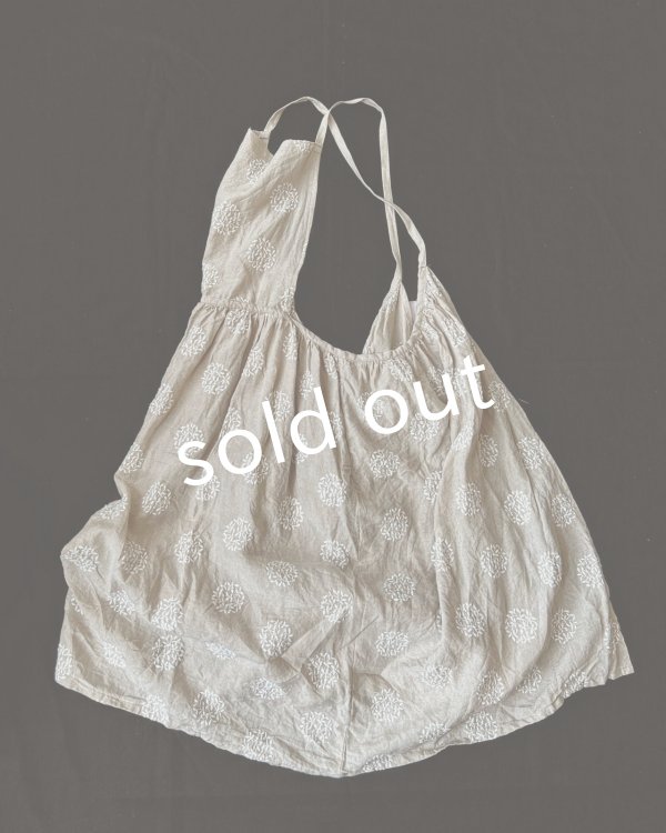 画像7: mifumi/森のぼおる*クロスギャザーのエプロンワンピース・生成り (7)