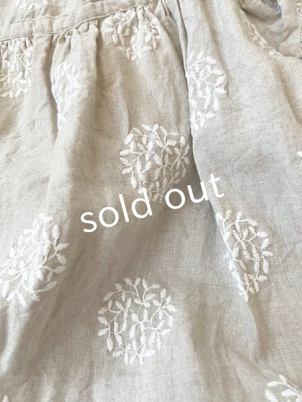 画像3: mifumi/森のぼおる*クロスギャザーのエプロンワンピース・生成り (3)