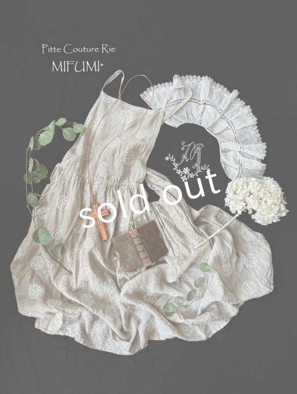 画像4: mifumi/森のぼおる*クロスギャザーのエプロンワンピース・生成り (4)