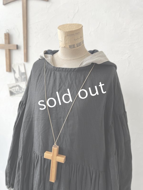 画像4: Avenue／フード付きギャザーワンピース・黒 (4)