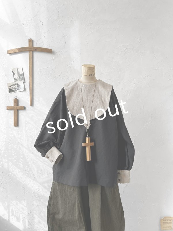 画像2: je suis comme je suis/ビブカラーブラウス・黒×生成り襟 (2)