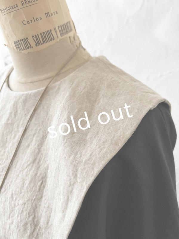 画像4: je suis comme je suis/ビブカラーブラウス・黒×生成り襟 (4)