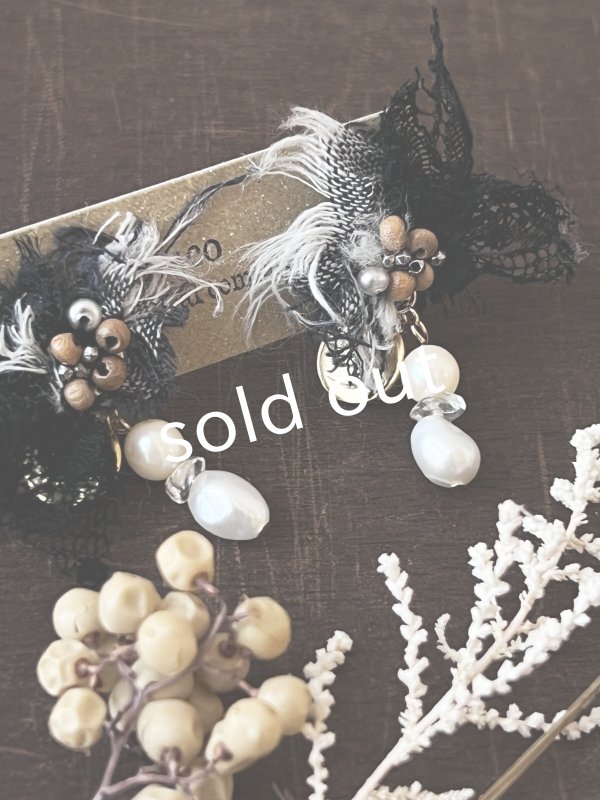 画像2: toromeco／裂き布イヤリング ”hana to tsubu” ・ブラック (2)